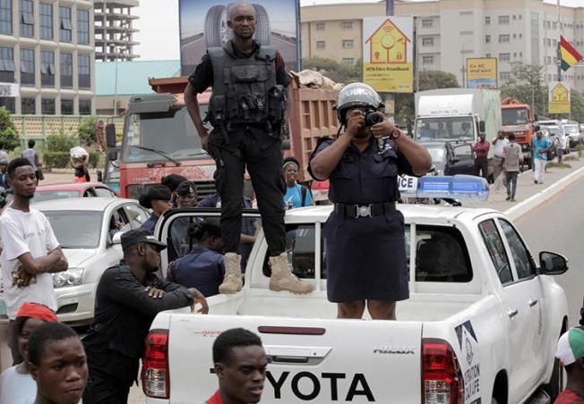 Police officers are seen in Accra, Ghana, on March 28, 2018. Police recently arrested Radio Tongu director Bestway Zottor, and authorities suspended the station's broadcast license. (Reuters/Francis Kokoroko)