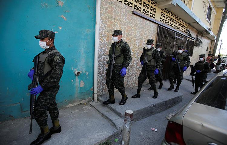 Imagen de soldados utilizando mascarillas en Tegucigalpa, Honduras, el 17 de marzo de 2020. Recientemente, el gobierno de Honduras declaró el estado de emergencia con ocasión del brote de COVID-19, y suspendió el derecho a la libertad de expresión. (Reuters/Jorge Cabrera)