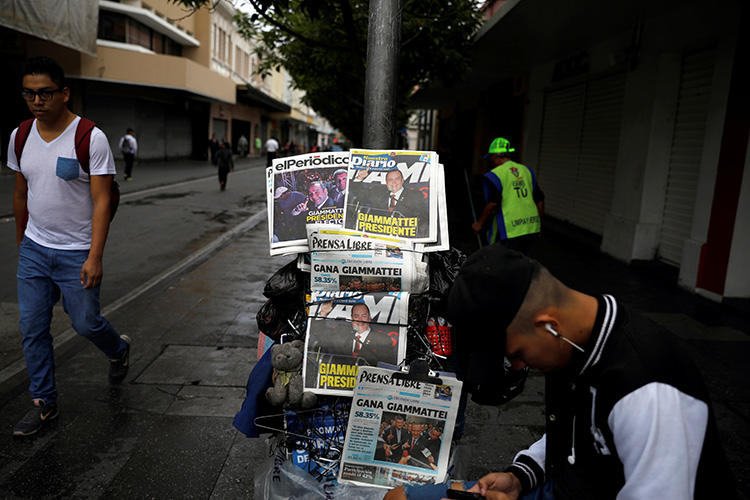 Titulares de prensa anuncian el triunfo electoral del nuevo presidente guatemalteco, Alejandro Giammattei, el 12 de agosto de 2019. (Reuters/José Cabezas)