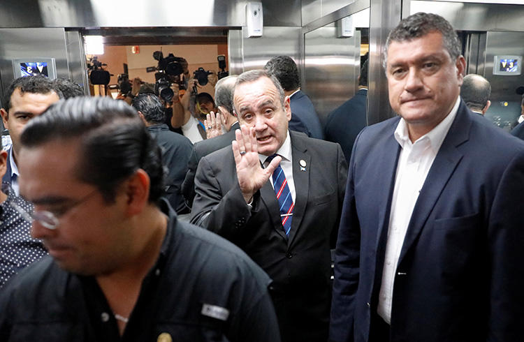 El presidente electo guatemalteco, Alejandro Giammattei, saluda durante su participación en una conferencia de prensa en Ciudad de Guatemala el 13 de agosto de 2019. Se considera que su Gobierno es más abierto que el de su antecesor en el cargo, aunque periodistas locales plantean que en algunas ocasiones se ha puesto a la defensiva. (Reuters/José Cabezas)