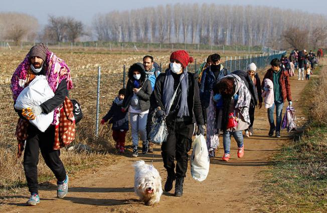 Migrants and refugees are seen in Edirne, Turkey, on March 1, 2020. Several journalists have been detained while covering the refugees' movements in Turkey. (Reuters/Huseyin Aldemir)