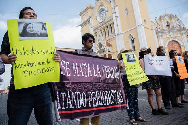 Journalists demonstrate against the killing of their colleague Maria Helena Ferral at Lerdo square in Xalapa, Veracruz state, Mexico on April 1, 2020. (AFP/Hector Quintanar)