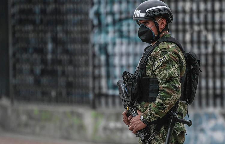 Un policía patrulla las calles de Bogotá, Colombia, el 25 de marzo de 2020. El periodista colombiano Eder Narváez Sierra recibió amenazas de muerte por informar. (AFP / Juan Barreto)