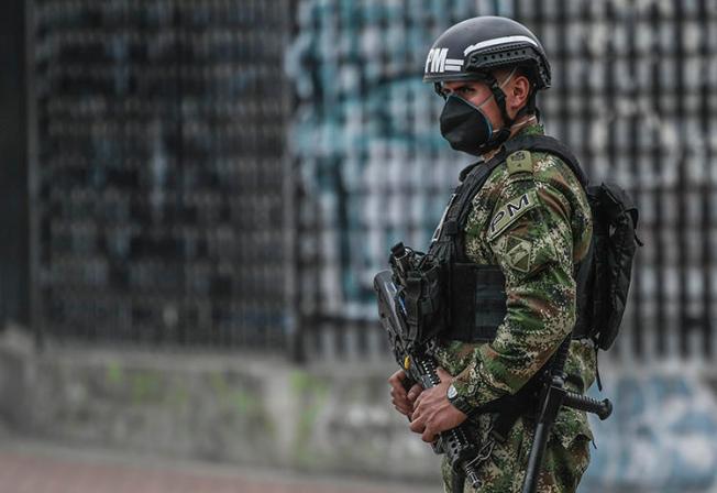 Un policía patrulla las calles de Bogotá, Colombia, el 25 de marzo de 2020. El periodista colombiano Eder Narváez Sierra recibió amenazas de muerte por informar. (AFP / Juan Barreto)