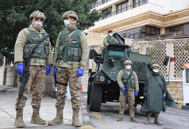 Jordanian soldiers are seen in Amman on March 18, 2020. The Jordanian military recently arrested two journalists over their COVID-19 coverage. (AFP/Khalil Mazraawi)