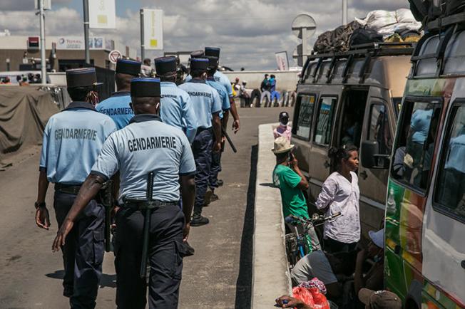 Gendarmes à Antananarivo (Madagascar), le 7 avril 202. Les autorités malgaches ont récemment incarcéré la journaliste Arphine Helisoa pour diffusion de fausses informations et incitation à la haine. (AFP/Rijasolo)