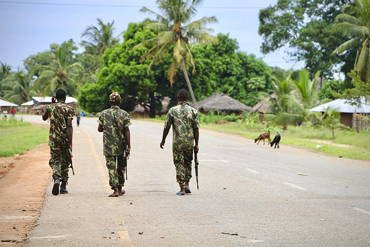 Soldados são vistos em Mocimboa da Praia, Moçambique, em 7 de março de 2018. O jornalista Ibraimo Abú Mbaruco desapareceu recentemente no país. (AFP / Adrien Barbier)