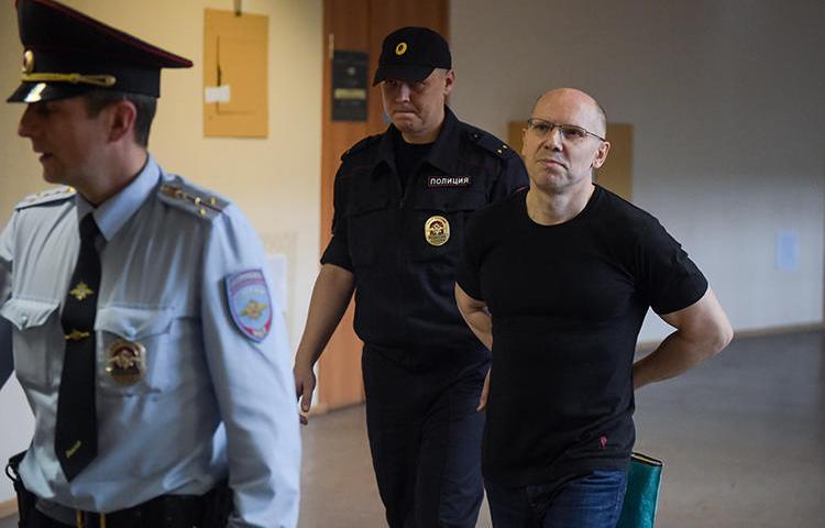 Журналист Игорь Рудников в Санкт-Петербурге (Россия) 17 июня 2019 года. Рудников был освобожден из тюрьмы в прошлом году, но столкнулся с противодействием местных калининградских чиновников и борется за возможность дальнейшей публикации своих статей (Агентство Франс Пресс/Ольга Мальцева)