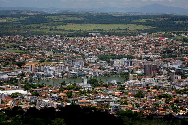 A cidade de Sete Lagoas, Brasil, em uma foto de 4 de fevereiro de 2014. A casa de um jornalista de rádio foi atacada a tiros na localidade em 9 de abril de 2020. (Foto AP / Bruno Magalhães)