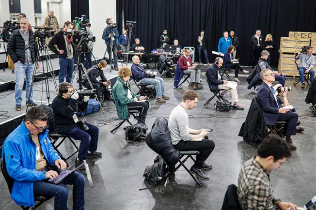 Los periodistas cumplen con el distanciamiento social durante una conferencia de prensa con el gobernador del estado de Nueva York, Andrew Cuomo, en el Centro Jacob Javits, el cual será sede temporal de un hospital en respuesta al brote del COVID-19, el 24 de marzo de 2020, en Nueva York. (AP Photo/John Minchillo)