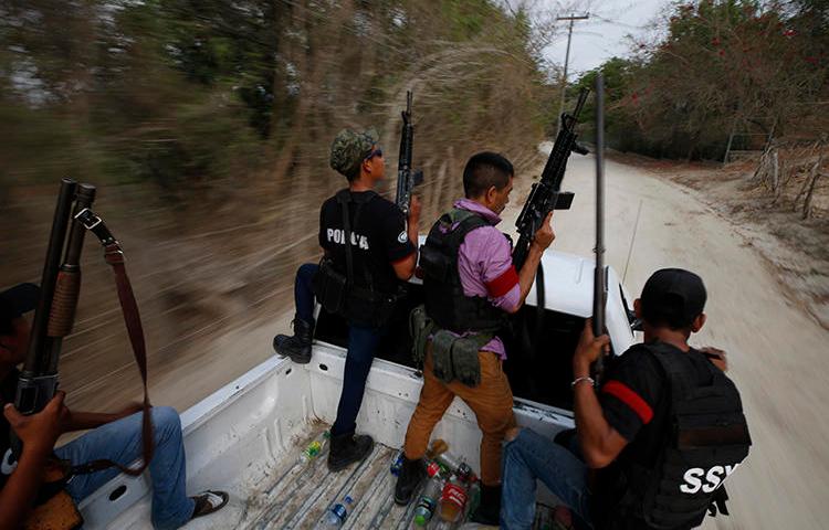 Miembros del grupo de vigilantes, el Frente Unido de Policías Comunitarias de Guerrero, vistos en el estado de Guerrero, México, el 29 de mayo del 2019. El grupo recién lanzó amenazas contra el reportero de Proceso, Ezequiel Flores. (AP/Rebecca Blackwell)