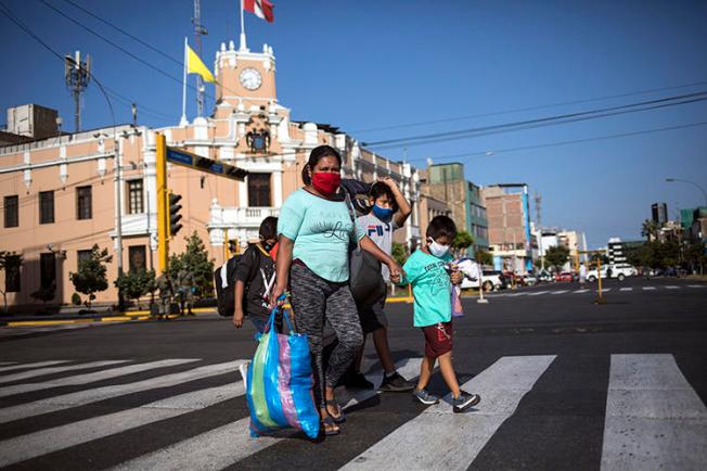 Una familia en Lima, Perú, el 23 de abril de 2020. El caricaturista peruano Carlos Tovar Samanez ha recibido amenazas de muerte por su trabajo. (AP / Rodrigo Abd)