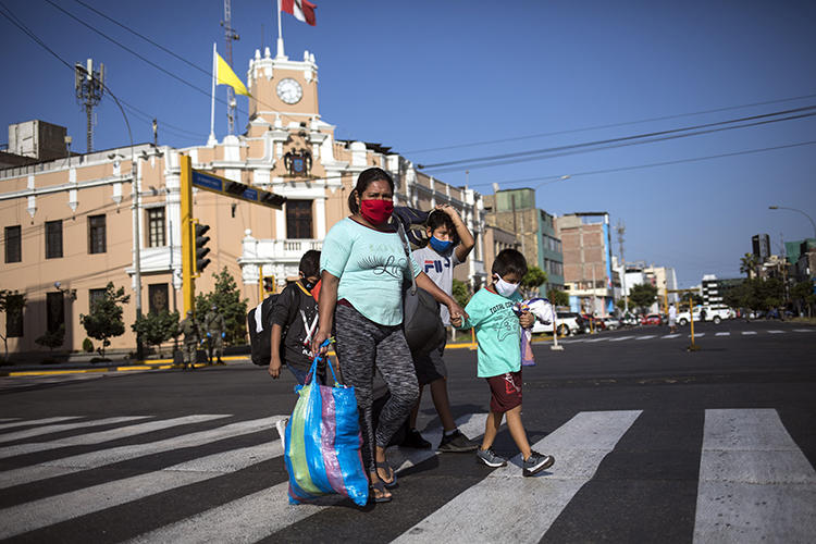 Una familia en Lima, Perú, el 23 de abril de 2020. El caricaturista peruano Carlos Tovar Samanez ha recibido amenazas de muerte por su trabajo. (AP / Rodrigo Abd)