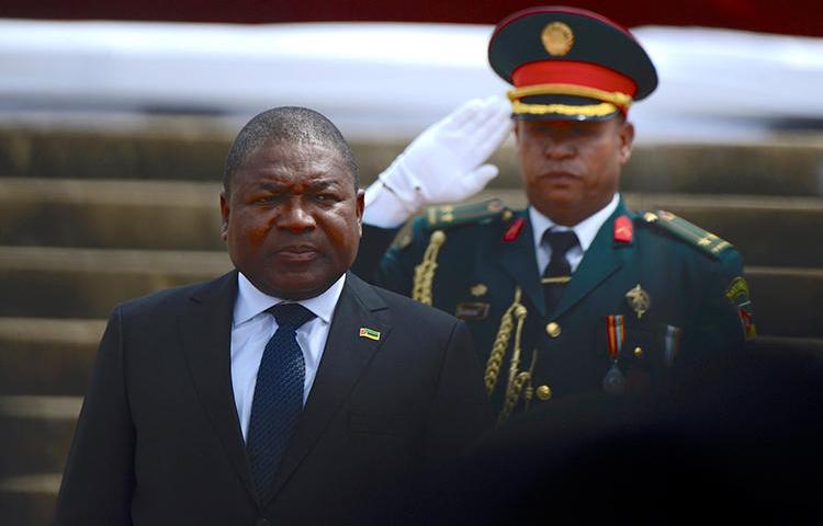 O presidente Filipe Jacinto Nyusi é visto em Maputo, Moçambique, em 15 de janeiro de 2020. O CPJ enviou carta conjunta a Nyusi expressando preocupação com o desaparecimento do jornalista Ibraimo Abú Mbaruco. (Reuters/Grant Lee Neuenburg)