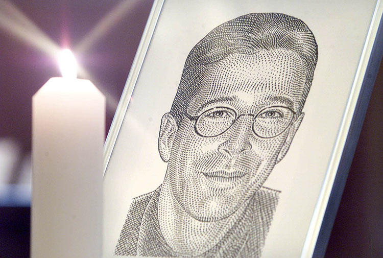 A portrait of Wall Street Journal reporter Daniel Pearl stands at the altar of St. Bride's Church prior to a memorial service in London on March 5, 2002. A Pakistani court overturned the convictions of four men in Pearl's murder on April 2, 2020. (Reuters/Ian Waldie)