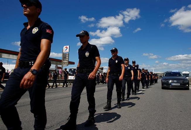 Riot police are seen in Kocaeli province, Turkey, on July 6, 2017. Unidentified attackers recently shot at the offices of the Kocaeli Ses newspaper. (Reuters/Osman Orsal)