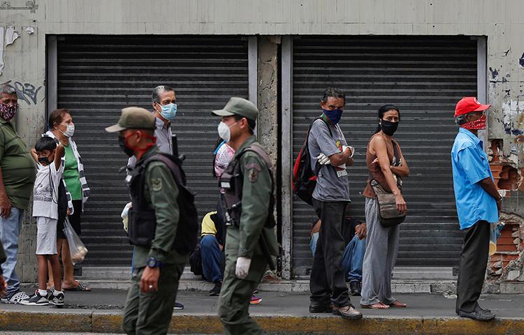 Imagen de miembros de la Guardia Nacional en Caracas, Venezuela, el 3 de abril de 2020. Oficiales de la Guardia Nacional arrestaron al periodista Eduardo Galindo y su familia. (Reuters/Manaure Quintero)