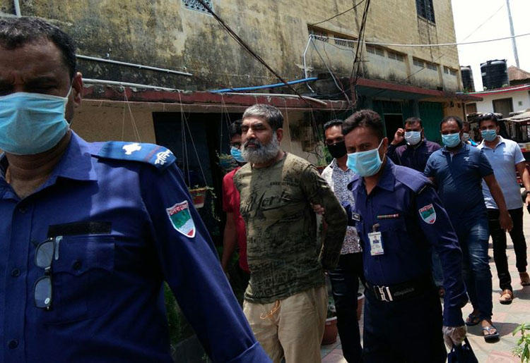 Police escort journalist Shafiqul Islam Kajol at a court in Khulna, Bangladesh, on May 3, 2020. (Dhaka Tribune)