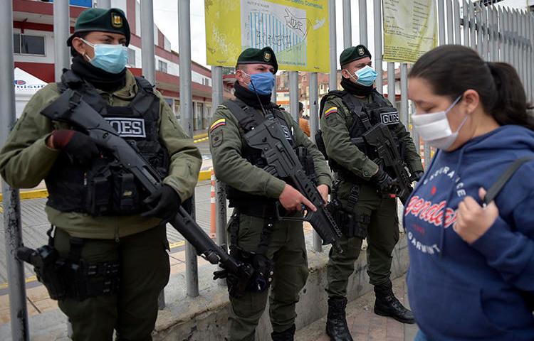 Policías colombianos en Soacha, cerca de Bogotá, el 31 de marzo de 2020. El CPJ recientemente se unió a una carta instando al gobierno colombiano a fortalecer las medidas de seguridad para periodistas en medio de la pandemia de COVID-19. (AFP / Raúl Arboleda)