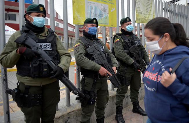 Colombian police officers are seen in Soacha, near Bogota, on March 31, 2020. CPJ recently joined a letter calling on the Colombian government to strengthen protections for journalists amid the COVID-19 pandemic. (AFP/Raul Arboleda)