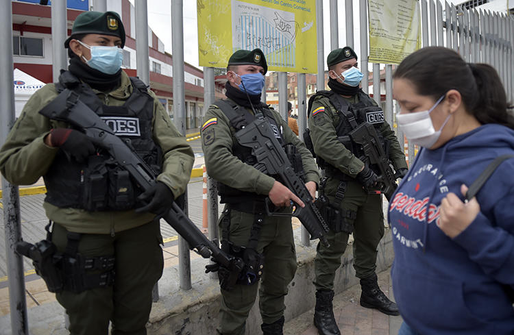 Colombian police officers are seen in Soacha, near Bogota, on March 31, 2020. CPJ recently joined a letter calling on the Colombian government to strengthen protections for journalists amid the COVID-19 pandemic. (AFP/Raul Arboleda)