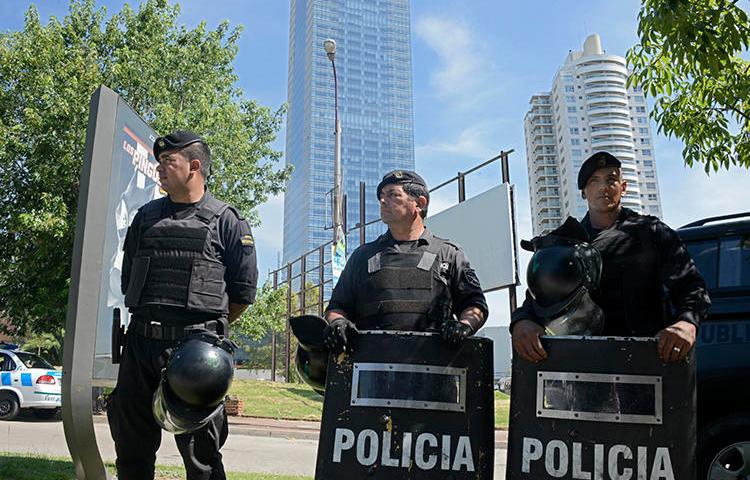 Imagen de policías en Montevideo, Uruguay, el 8 de enero de 2015. Una propuesta legislativa en el parlamento de Uruguay criminaliza insultar a la policía. (AFP/Mario Goldman)