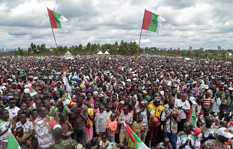 Supporters of the ruling party are seen in Bugendana, Burundi, on April 27, 2020. CPJ recently joined a letter calling on Burundi to maintain internet access during the elections. (AP/Berthier Mugiraneza)