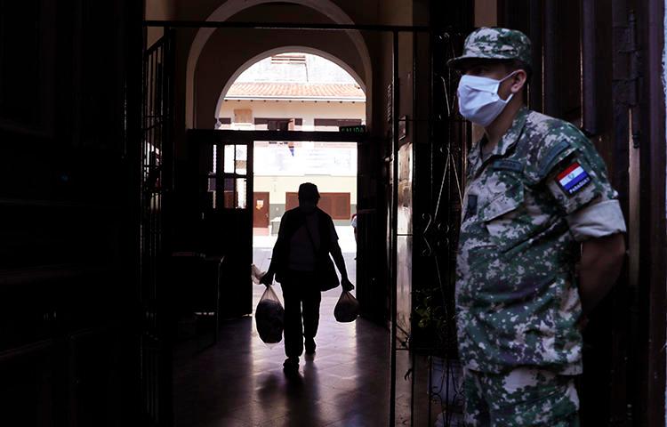 Imagen de un soldado en Asunción, Paraguay, el 22 de abril de 2020. Dos periodistas paraguayos fueron afectados por hackers quienes robaron información de sus teléfonos. (AP/Jorge Saenz)