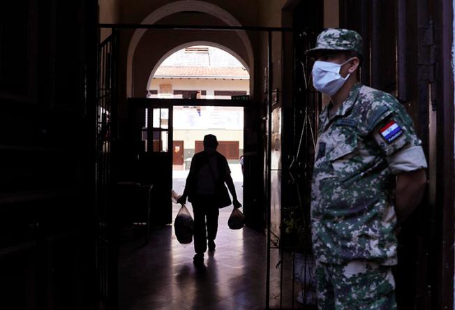 Imagen de un soldado en Asunción, Paraguay, el 22 de abril de 2020. Dos periodistas paraguayos fueron afectados por hackers quienes robaron información de sus teléfonos. (AP/Jorge Saenz)