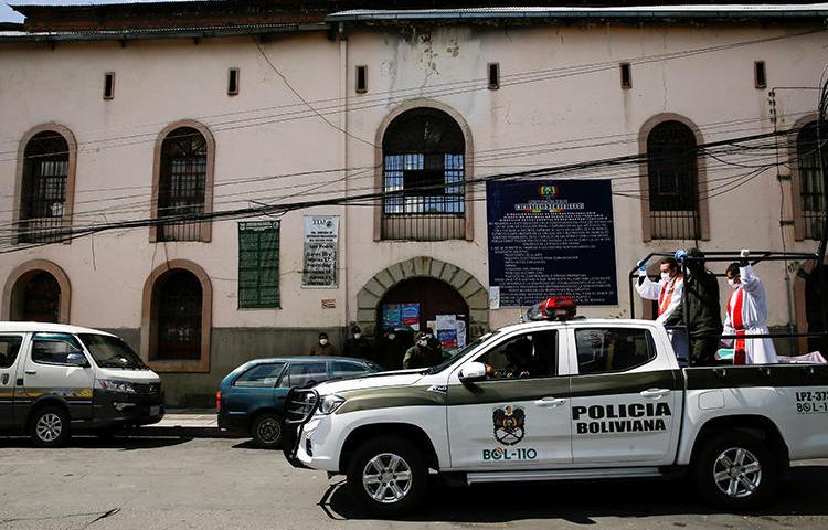 Imagen de la policía en La Paz, Bolivia, el 5 de abril de 2020. El caricaturista boliviano Abel Bellido Córdoba recientemente recibió amenazas de muerte por su trabajo. (Reuters/David Mercado)