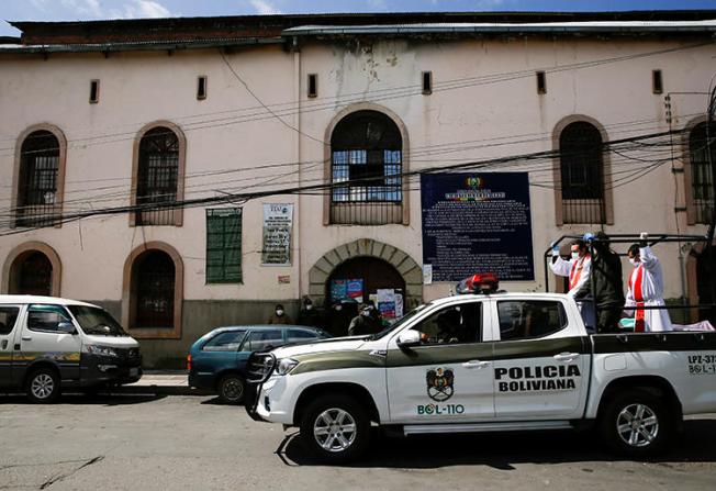 Imagen de la policía en La Paz, Bolivia, el 5 de abril de 2020. El caricaturista boliviano Abel Bellido Córdoba recientemente recibió amenazas de muerte por su trabajo. (Reuters/David Mercado)