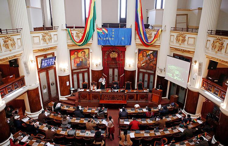 El Parlamento boliviano en La Paz el 29 de abril de 2020. Bolivia aprobó recientemente un decreto de emergencia que amplía las sanciones penales por difundir la desinformación sobre la pandemia del COVID-19. (Reuters / David Mercado)