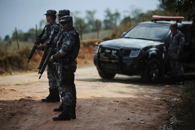 Policiais federais são vistos no estado da Bahia, Brasil, em 5 de maio de 2012. O radialista Fábio Márcio sobreviveu recentemente a um ataque a tiros em Piritiba.. (Reuters / Lunae Parracho)