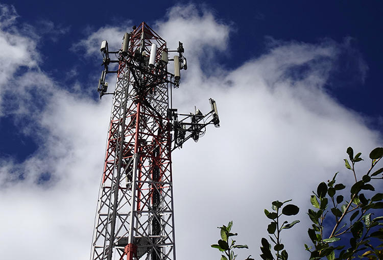 An antenna is seen in Bogota, Colombia, on December 19, 2019. The Global Network Initiative, a coalition of groups including CPJ, recently called on govermnents to maintain internet connectivity during the COVID-19 crisis. (Reuters/Luis Jaime Acosta)