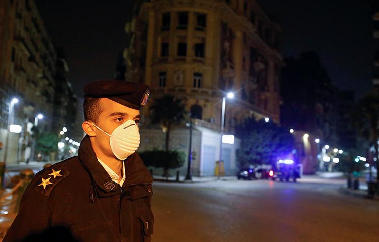 A police officer is seen in Cairo, Egypt, on March 25, 2020. Authorities recently detained journalist Haisam Mahgoub on false news and terrorism allegations. (Reuters/Mohamed Abd El Ghany)