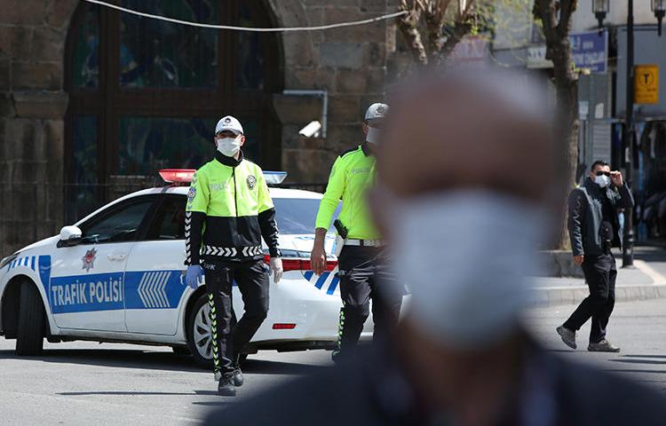 9 Nisan 2020 tarihinde Türkiye’nin Diyarbakır şehrinde çekilmiş bu fotoğrafta polis memurları görülüyor. Yetkililer kısa süre önce yedi gazeteciyi bir istihbarat subayının ölümünü haberleştirmekle suçladı. (Reuters/Sertaç Kayar)