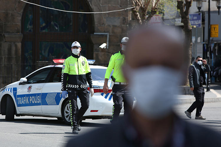 9 Nisan 2020 tarihinde Türkiye’nin Diyarbakır şehrinde çekilmiş bu fotoğrafta polis memurları görülüyor. Yetkililer kısa süre önce yedi gazeteciyi bir istihbarat subayının ölümünü haberleştirmekle suçladı. (Reuters/Sertaç Kayar)