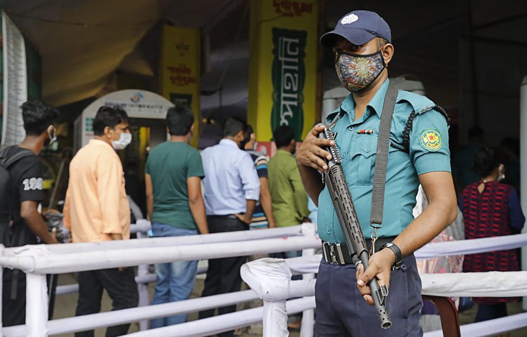 A police officer is seen in Dhaka, Bangladesh, on October 14, 2021. CPJ recently called for the protection of journalists in Bangladesh ahead of a review by the United Nations.