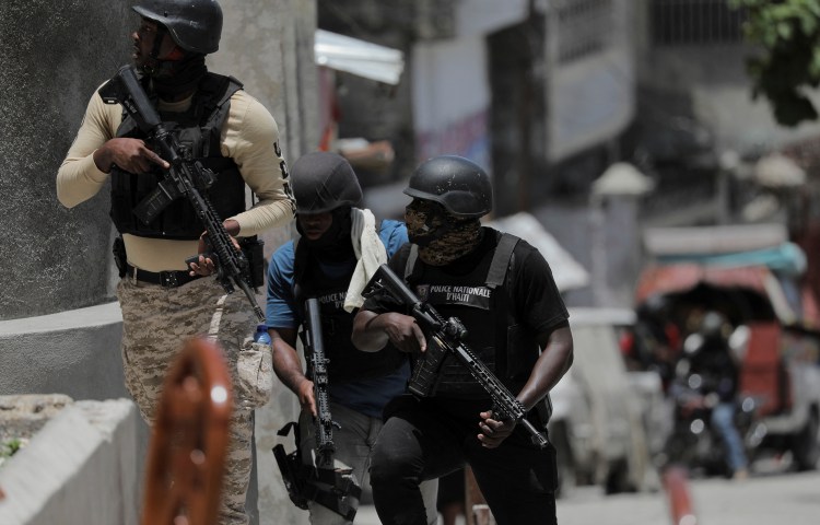 La policía intenta proteger a los residentes que huyen del barrio Carrefour-Feuilles en Puerto Príncipe, Haití, después de que las bandas lo tomaron, el 15 de agosto de 2023. (Reuters/Ralph Tedy Erol)