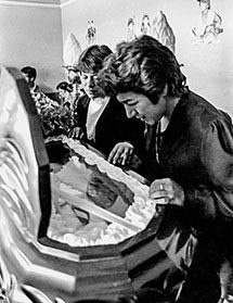 Margarita Patiño, Bustíos’ widow, looks in his coffin. (Photo: Caretas)