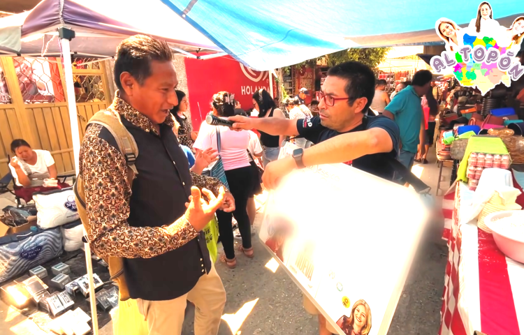 Mexican journalist Roberto Carlos Figueroa shown, in a video posted April 13 to the 'Acá en el Show' Facebook page, asking voters in a local market about upcoming elections. (Screenshot: Acá en el Show/Facebook)