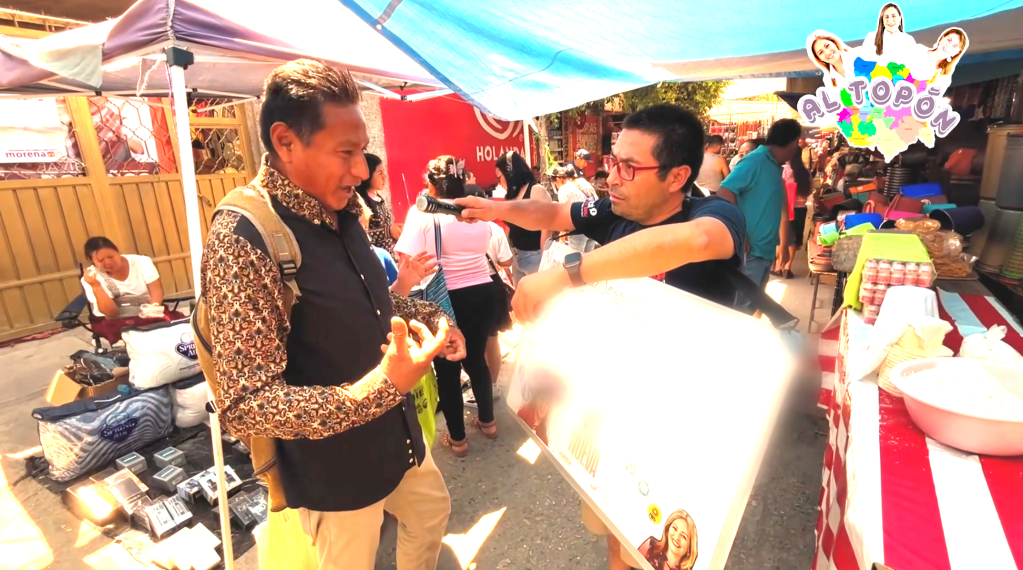 Mexican journalist Roberto Carlos Figueroa shown, in a video posted April 13 to the 'Acá en el Show' Facebook page, asking voters in a local market about upcoming elections. (Screenshot: Acá en el Show/Facebook)