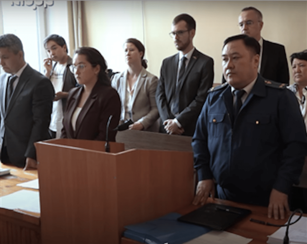 Lawyers, officials, and others attend a hearing at Bishkek City Court to consider Kloop’s appeal against liquidation on May 17.