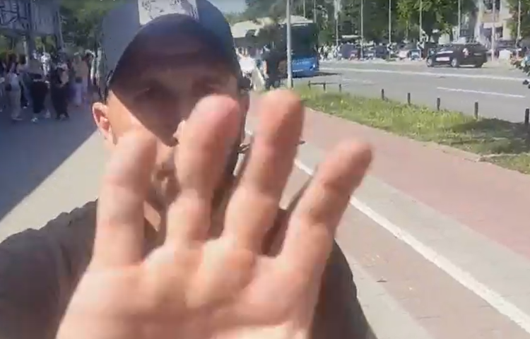 The moment journalist Uglješa Bokić’s attacker tried to snatch his mobile phone as he was covering election day skirmishes between ruling party and opposition supporters on June 2, 2024. (Screenshot: Uglješa Bokić/Danas)