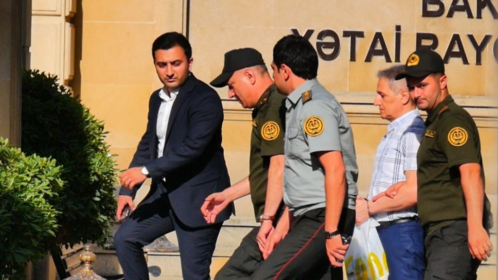 Toplum TV founder Alasgar Mammadli (second from right), enters Baku's Khatai District Court for a hearing on July 3, 2024. Mammadli is one of 11 Azerbaijani journalists held in pretrial detention on charges of currency smuggling. (Photo: Farid Ismayilov)