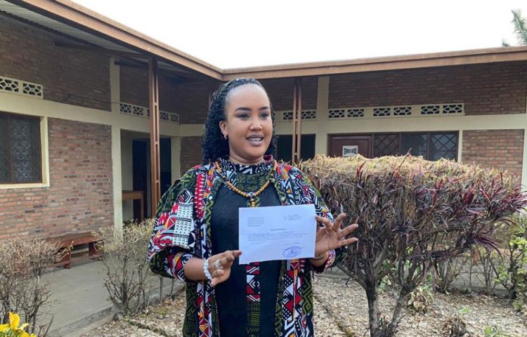 Journalist Florianne Irangabiye photographed on August 16, 2024, outside Bubanza Prison holding a certificate authorizing her release. (Photo: Credit withheld)