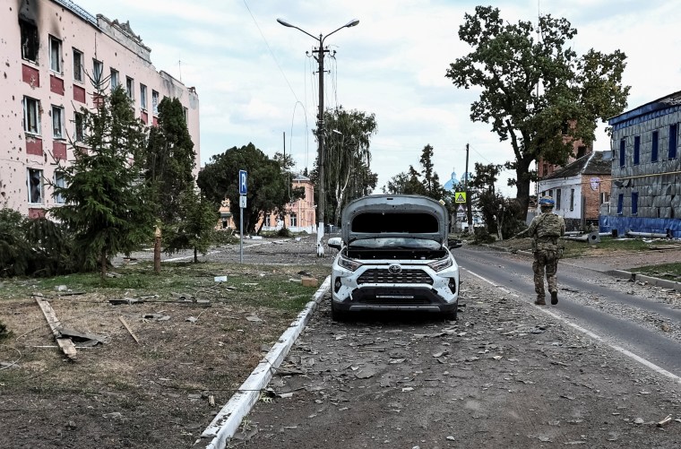 A Ukrainian serviceman on August 16 patrols a street in the town of Sudzha, in Russia’s Kursk region, where Italian journalists Stefania Battistini and Simone Traini were shown in a report. (Photo: Reuters/Yan Dobronosov)