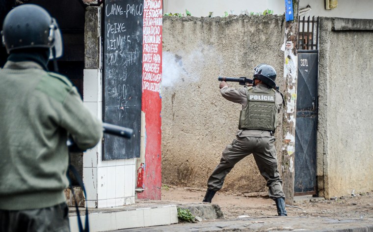 A police officer aims his weapon at protesters in Maputo, Mozambique, on November 7, 2024, who were disputing the outcome of the October 9 elections that extended the ruling Frelimo party’s 49-year rule. (Photo: AP/Carlos Uqueio)