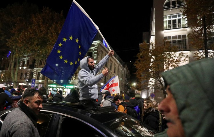 Supporters of Georgia's opposition parties hold a rally to protest against the results of a parliamentary election, which the opposition say were rigged, on the eve of the new parliament's first session in Tbilisi, Georgia November 24, 2024. REUTERS/Irakli Gedenidze - RC2UBBAJWGIY