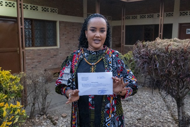 Burundian journalist Floriane Irangabiye shows her release order after walking out of the Bubanza prison following a Presidential pardon on August 16, 2024. She had been sentenced to 10 years in prison in 2023.. (Photo: AFP/Tchandrou Nitanga)